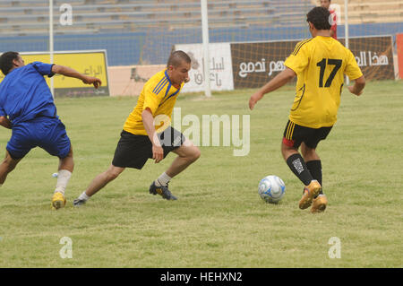 Un membro di un giunto da Iraq e Stati Uniti Calcio team si prepara a calciare la palla verso il basso il campo durante una partita del torneo a Sha'ab stadium in Eastern Baghdad, Iraq, il 22 maggio 2009. Stati Uniti I soldati della terza Brigata Team di combattimento, ottantaduesima Airborne Division e nazionale irachena sono poliziotto che partecipano a un pubblico di torneo di calcio sponsorizzato dall'unità FC Organizzazione. Torneo di Calcio a Bagdad 176350 Foto Stock