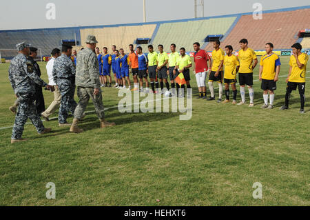 Le forze di sicurezza irachene e U.S. Leadership dell esercito, insieme con il capo dell'esecutivo di unità FC, Nabeel Yamam, prepararsi a presentare i membri del comune di Iraq e Stati Uniti le squadre di calcio di un pallone da calcio ha donato in memoria di U.S. Pfc dell'esercito. Nick Madaras, prima della loro ultima partita del torneo a Sha'ab stadium in Eastern Baghdad, Iraq, il 23 maggio 2009. Stati Uniti I soldati della terza Brigata Team di combattimento, ottantaduesima Airborne Division e nazionale irachena sono poliziotto che partecipano a un pubblico di torneo di calcio sponsorizzato dall'unità FC Organizzazione. Torneo di Calcio a Bagdad 176494 Foto Stock