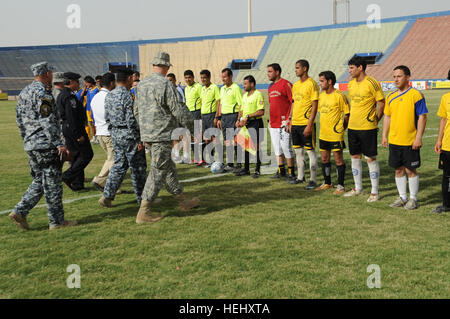 Le forze di sicurezza irachene e U.S. Leadership dell esercito, insieme con il capo dell'esecutivo di unità FC, Nabeel Yamam, prepararsi a presentare i membri del comune di Iraq e Stati Uniti le squadre di calcio di un pallone da calcio ha donato in memoria di U.S. Pfc dell'esercito. Nick Madaras, prima della loro ultima partita del torneo a Sha'ab stadium in Eastern Baghdad, Iraq, il 23 maggio 2009. Stati Uniti I soldati della terza Brigata Team di combattimento, ottantaduesima Airborne Division e nazionale irachena sono poliziotto che partecipano a un pubblico di torneo di calcio sponsorizzato dall'unità FC Organizzazione. Torneo di Calcio a Bagdad 176499 Foto Stock