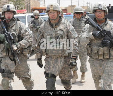 Lt. Col. Louis Zeisman (centro), di Fayetteville, N.C., comandante del secondo battaglione, 505th Parachute Reggimento di Fanteria, 3° Brigata Team di combattimento, ottantaduesima Airborne Division, Division-Baghdad multinazionali e i paracadutisti assegnato al battaglione?s sede e Sede azienda a piedi verso il basso un al-Ameen quartiere in seguito all'apertura del al-Ameen stazione di polizia, 27 maggio, nella 9 Nissan distretto orientale di Baghdad. Molti dei principali funzionari iracheni, inclusi dell'Iraq il ministro degli Interni, Jawad AL-Bolani, erano di presenze per la apertura della stazione. Paracadutisti frequentare la polizia irachena sta Foto Stock