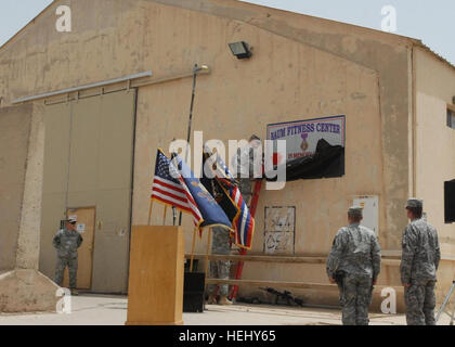 Soldati del primo battaglione, 111Reggimento di Fanteria, 56th Stryker Brigade Combat Team, Divisione multinazionale--Baghdad, svelano la placca dedicando la Baum Centro Fitness. La palestra è stato chiamato dopo il personale Sgt. Riferimento C. Baum, che è stato ucciso in azione, Feb. 21, a nord di Camp Taji. Palestra dedicato ai caduti indipendenza soldato 177779 Foto Stock