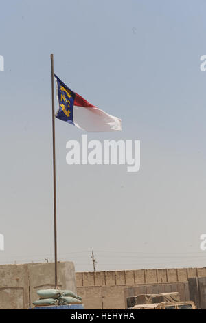 La North Carolina State flag è volato con orgoglio in avanti su una base operativa Falcon, Iraq, 15 giugno. Irachena pattuglia di polizia a sud di Bagdad 180088 Foto Stock