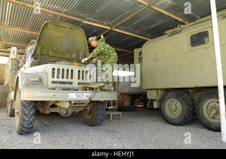 Un soldato dell'esercito Kazakhstain conduce quotidianamente la manutenzione del veicolo prima di condurre la giornata di missioni, il 24 giugno 2005 nel Campo Delta, Iraq. Stati Uniti Esercito Foto di SGT Hamilton, Arthur (rilasciato) il kazako camion militari Foto Stock