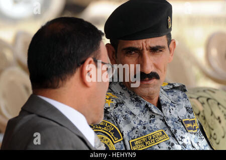 Iracheno di polizia nazionale Brig. Gen. Ali Ibraheem Dabown (a destra), il comandante di brigata 8, seconda Divisione, ascolta un rappresentante del ministero iracheno degli interni durante un trasferimento di autorità cerimonia del comune di sicurezza ferroviaria Oubaidy, nella parte orientale di Baghdad, Iraq, il 20 giugno. Controllo del giunto di sicurezza ferroviaria è stata trasferita dal U.S. Esercito, 2° Battaglione, 505th Reggimento di Fanteria, 3° Brigata Team di combattimento, ottantaduesima Airborne Division al governo dell'Iraq. Trasferimento di autorità cerimonia congiunta per la stazione di sicurezza Oubaidy 182351 Foto Stock