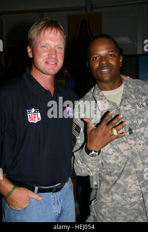 Prima Sgt. Apollo Williams, della società A, Divisione truppe speciali battaglione, 1a divisione di cavalleria, mostra off il Super Bowl anello della ex Oakland Raiders e Tampa Bay Buccaneers head coach Jon Gruden a Camp Liberty, 4 luglio. Williams, a Los Angeles native, è stato in grado di apprezzare il Giorno di Indipendenza evento. "Io sono stato un fan dei raider per oltre trenta anni e incontro uno dei predatori vetture di testa, Jon Gruden, era fantastico," ha detto. Gruden era a Camp Liberty visitando le truppe degli Stati Uniti come parte dell'OSU sponsorizzato da allenatori di NFL Tour. Allenatori NFL Tour visita Divisione multinazionale - Bagdad 185083 Foto Stock