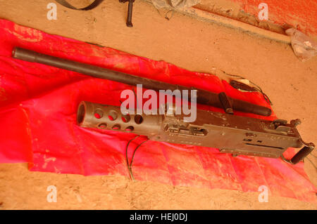 Un M2 Browning 50 caliber machine gun appartenenti al primo battaglione, quinto reggimento di cavalleria, 2° Brigata Team di combattimento, 1° Divisione di cavalleria giace su un asciugamano rosso pronto per essere usato come un aiuto alla formazione a livello del giunto di sicurezza guerra stazione Eagle, nei pressi di Baghdad, Iraq, 13 luglio. Machine Gun Training 187489 Foto Stock