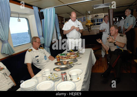 I membri dell'equipaggio della tedesca frigatte Emden uomo le loro stazioni, mentre la crociera di sposarsi con la USS Dwight D. Eisenhower. La Emden di ufficiali e sottufficiali provvista nave tours e Q e una sulla nave le capacità di strutture quali medico, dentistico, procedure operative standard e le domande di carattere generale circa la vita in mare. Una volta che la Emden ha preso il suo posto nella formazione, nave-nave helo operazioni venivano utilizzati per spostare tutti alla USS Eisenhower. (Foto di James Fidel) NATO evidenzia le capacità di SMNG1 611328 Foto Stock