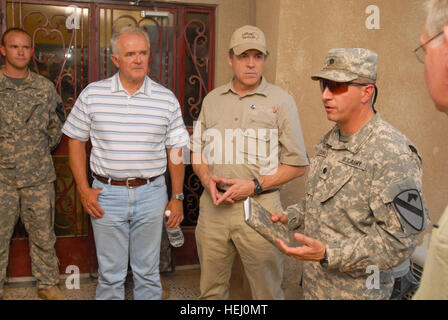 Nevada Gov. Jim Gibbons, sinistra e Texas Gov. Rick Perry, centro di ascoltare come Lt. Col. Ralph Litscher, destro da Half Moon Bay, California, comandante del secondo battaglione, 227th reggimento di aviazione, 1° aria brigata di cavalleria, 1a divisione di cavalleria, Divisione multinazionale - Bagdad, spiega medevac procedure, 18 luglio, a Camp Taji, Iraq, come parte dei governatori visita al primo ACB. I governatori di Illinois, del Missouri e del Minnesota erano presenti durante la visita. Membro governatori visita 1° aria brigata di cavalleria 188838 Foto Stock