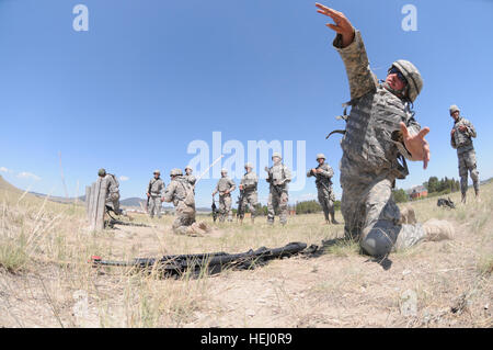 I membri di distacco 1, 484th Polizia Militare Company, Montana Esercito Nazionale Guardia, particpate in Hand Grenade formazione Luglio 21, 2009, durante la loro formazione annuale a Fort Harrison, Mont. Det. 1 In base a Glasgow, Mont. slated per distribuire con il resto della 484th MP Co. nella primavera del 2010.(STATI UNITI Esercito Foto di Sgt 1a classe Roger M. Dey)(rilasciato) Flickr - STATI UNITI Esercito - Hand Grenade formazione Foto Stock