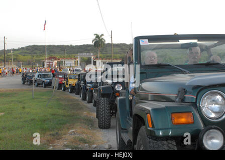 GUANTANAMO Bay a Cuba - Joint Task Force Guantanamo i membri del servizio e degli Stati Uniti Stazione navale di Guantánamo Bay residenti partecipano a cinque miglia Marine Corps recinto eseguire a partire da Nord Est Gate, luglio 25, 2009. Jeep, biciclette, motocicli, guide e walkers tutti hanno preso parte alla "non riesci a gestire la linea della recinzione" avventura. JTF Guantanamo conduce al sicuro, umano, legale e trasparente di cura e custodia dei detenuti, compresi quelli condannati dalla commissione militare e quelli ordinati rilasciato da un tribunale. La JTF conduce la raccolta di intelligence, analisi e diffusione per la protezione Foto Stock