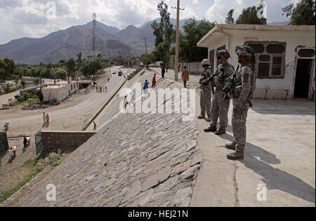 Provincia KUNAR, Afghanistan - STATI UNITI I soldati dell esercito dal 1° Battaglione, XXXII Reggimento di Fanteria, 3° Brigata Team di combattimento, decimo Montagna divisione, pattugliano le strade della città Asadabad nella provincia di Kunar, Afghanistan, 19 agosto. I soldati erano condurre missioni a sostegno della nazionale afghano di forza di sicurezza volti a garantire la stabilità del giorno prima l'Afghanistan elezioni presidenziali. (Foto di U.S. Il personale dell'esercito Sgt. Andrew Smith, 55th Signal Company) soldati USA pattugliano le strade di Asadabad-3 Foto Stock