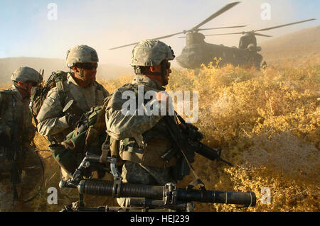 Paracadutisti da un Co, 1° Battaglione, 325aria prepararsi a bordo di un Chinook elicottero di trasporto che farà ritorno alla loro base di casa alla fine di un periodo di cinque giorni di missione in Mianashin, Afghanistan 5 ottobre GIs Mianishin patrol, Afghanistan - B Foto Stock