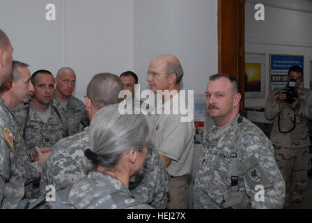 Michigan esercito nazionale della guardia Lt. Col. Timothy Houchlei, 126Premere Camp Comandante della sede centrale e la sua officer e senior NCO di parlare con il Segretario dell'esercito, gli onorevoli Pete Geren (a destra) al Media Operations Center a Baghdad la zona internazionale. Nella foto da sinistra a destra sono Delegato Il Mag. Bill Roberts, Comandante Timothy Houchlei, CPT. Christopher J. pietra, e Renzo J. Bremmer. La 126PCH corre la coalizione premere Centro Informazioni di Bagdhad, Iraq, a sostegno dell'Operazione Iraqi Freedom. Segretario dell'esercito visite 126Premere Camp 118931 Sede Foto Stock