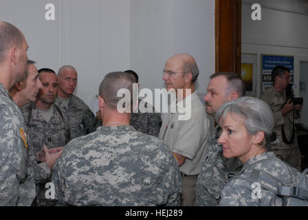 Michigan esercito nazionale della guardia Lt. Col. Timothy Houchlei, 126Premere Camp Comandante della sede centrale e la sua officer e senior NCO di parlare con il Segretario dell'esercito, gli onorevoli Pete Geren (a destra) al Media Operations Center a Baghdad la zona internazionale. Nella foto da sinistra a destra sono Delegato Il Mag. Bill Roberts, Comandante Timothy Houchlei, CPT. Christopher J. pietra, e Renzo J. Bremmer. La 126PCH corre la coalizione premere Centro Informazioni di Bagdhad, Iraq, a sostegno dell'Operazione Iraqi Freedom. Segretario dell'esercito visite 126Premere Camp 118929 Sede Foto Stock