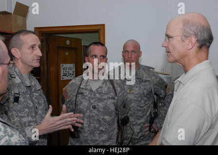 Michigan esercito nazionale della guardia Lt. Col. Timothy Houchlei, 126Premere Camp Comandante della sede centrale e la sua officer e senior NCO di parlare con il Segretario dell'esercito, gli onorevoli Pete Geren (a destra) al Media Operations Center a Baghdad la zona internazionale. Nella foto da sinistra a destra sono Delegato Il Mag. Bill Roberts, Comandante Timothy Houchlei, CPT. Christopher J. pietra, e Renzo J. Bremmer. La 126PCH corre la coalizione premere Centro Informazioni di Bagdhad, Iraq, a sostegno dell'Operazione Iraqi Freedom. Segretario dell'esercito visite 126Premere Camp 118930 Sede Foto Stock