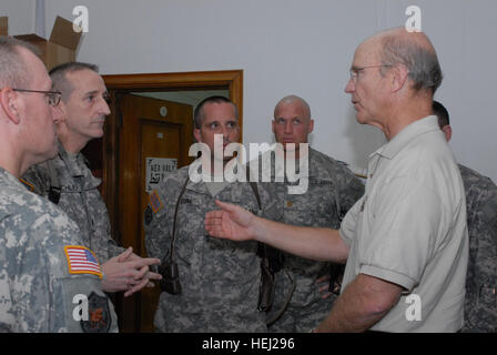 Michigan esercito nazionale della guardia Lt. Col. Timothy Houchlei, 126Premere Camp Comandante della sede centrale e la sua officer e senior NCO di parlare con il Segretario dell'esercito, gli onorevoli Pete Geren (a destra) al Media Operations Center a Baghdad la zona internazionale. Nella foto da sinistra a destra sono Delegato Il Mag. Bill Roberts, Comandante Timothy Houchlei, CPT. Christopher J. pietra, e Renzo J. Bremmer. La 126PCH corre la coalizione premere Centro Informazioni di Bagdhad, Iraq, a sostegno dell'Operazione Iraqi Freedom. Segretario dell'esercito visite 126Premere Camp 118932 Sede Foto Stock