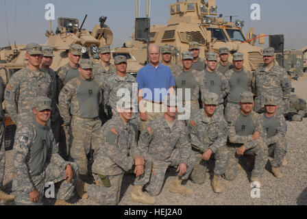 Il Segretario dell'esercito, gli onorevoli Pete Geren, posa per una foto con i membri della seconda plotone, Azienda Squadra Delta, 1-293rd battaglione di fanteria oggi durante la sua visita a base comune Balad, Iraq. Questi "Nightfighters' aveva appena rientrati da una missione di scorta convogli di logistica in viaggio strade irachene. Segretario Visite Geren Balad 117723 Foto Stock