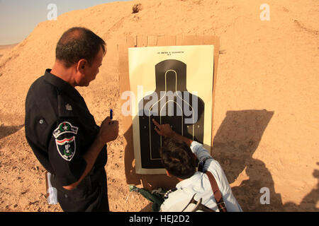 Poliziotti iracheni registrare hit conta su un bersaglio durante la AK-47 formazione gamma coordinata dall'Mammah polizia irachena e degli Stati Uniti I soldati della 218th Polizia Militare Company, in Mammah, Iraq, e il agosto 30. Gamma 200519 Sicurezza Foto Stock