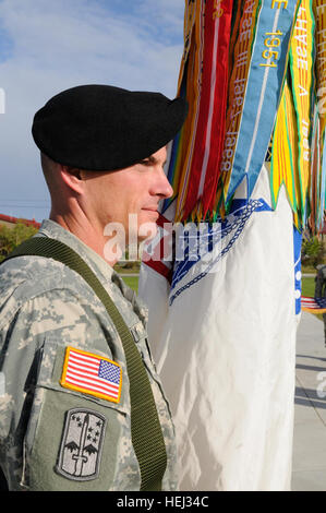 Sgt. 1. Classe David Bradley, U.S. Esercito Alaska Sottufficiale Academy, disattiva l'esercito colori seguenti la sett. 11 U.S. Esercito Alaska assunzione della cerimonia di comando tra Col. Edward B. Daly e il Mag. Gen. William J. Troy. US Army 51187 AKP-USARAKAoC009-09112009-Beda Foto Stock