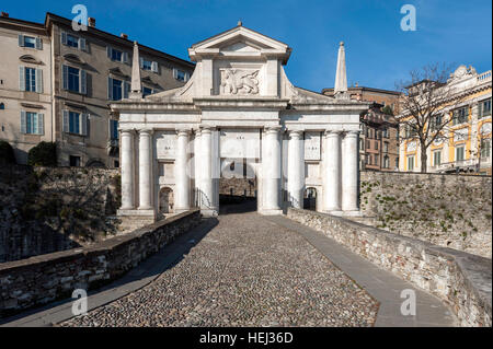 City Gate con il leone di San Marco nella città di Bergamo, Italia. Foto Stock