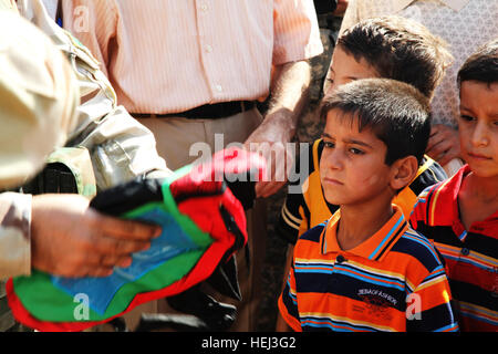 I bambini di attendere in linea per ricevere gratuitamente zaini da U.S. I soldati del quinto reggimento di cavalleria e soldati iracheni a Sheik Hamad Village, Iraq, Sett. 16. Zaini 205232 Foto Stock