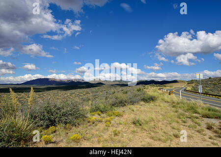 Il paesaggio lungo il ferro Springs Road, Prescott, Arizona, vicino alla valle del cranio Foto Stock