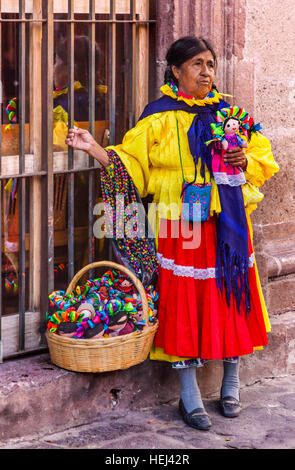 Donna indiana Peddler souvenir Lupita bambole Jardin Piazza della Città di San Miguel De Allende Messico. Foto Stock