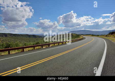 Il paesaggio lungo il ferro Springs Road, Prescott, Arizona, vicino alla valle del cranio Foto Stock