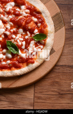 Pizza Margherita con salsa di pomodoro e formaggio e basilico Foto Stock