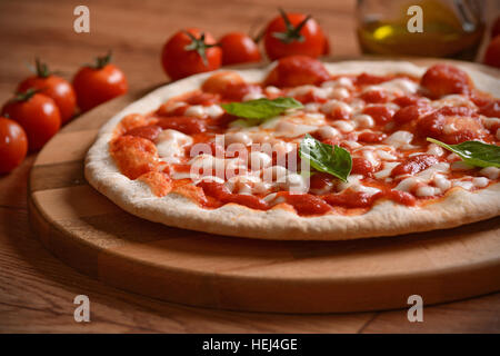 Pizza Margherita con salsa di pomodoro e formaggio e basilico Foto Stock