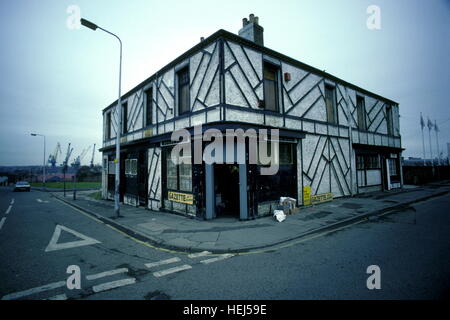 AJAXNETPHOTO. 1987. HEBBURN-su-TYNE, Inghilterra. - Ultimo in piedi - DONAHUE il giornalaio SU UN ANGOLO DELLA STRADA WAGONWAY E ELLISON STREET. Foto:JONATHAN EASTLAND/AJAX REF:21207 3 2 Foto Stock