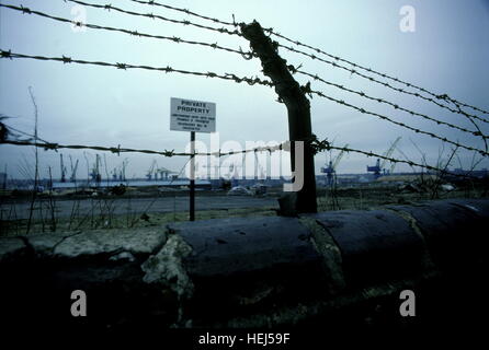 AJAXNETPHOTO. 1987. HEBBURN-su-TYNE, Inghilterra. - Tenere fuori! - Vista del vecchio sito di cantiere da WAGONWAY ROAD. Foto:JONATHAN EASTLAND/AJAX REF:21207 3 3 Foto Stock