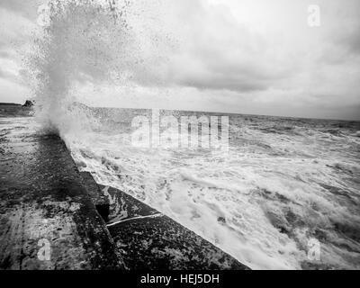 Schizzi d'onda al piccolo molo di Kardamyli, Mani (Grecia) - Bianco e Nero Foto Stock