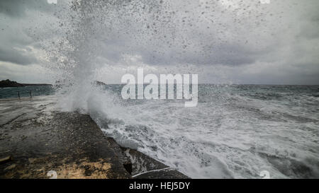 Schizzi d'onda al piccolo molo di Kardamyli, Mani (Grecia) Foto Stock