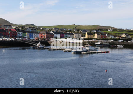 Il porto e il villaggio di Portmagee, nella contea di Kerry, Irlanda. Foto Stock