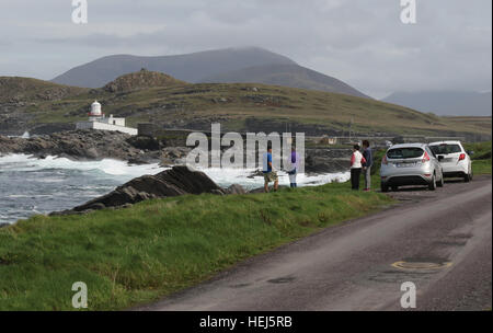 Le persone sulla costa dell'Irlanda alla Valentia Island Lighthouse a Cromwell punto, Valentia Island, nella contea di Kerry, Irlanda. Foto Stock