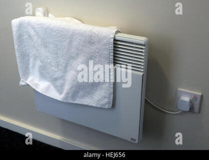 Essiccamento asciugamani o panni su elettrico Riscaldatori convettivi,pericolo di incendio Foto Stock