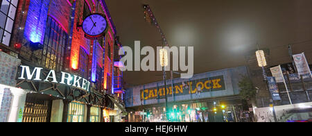 La cittadina di Camden Lock & Mercato a notte, a nord di Londra, Inghilterra, Regno Unito pano Foto Stock