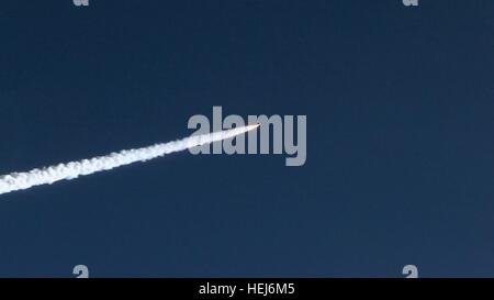 L'orbitale ATK Pegasus XL e a razzo NASA CYGNSS lanci spaziali sull Oceano Atlantico dopo essere stato portato in alto da un ATK orbitale L-1011 aeromobili Stargazer Dicembre 15, 2016 vicino a Daytona Beach, Florida. Foto Stock