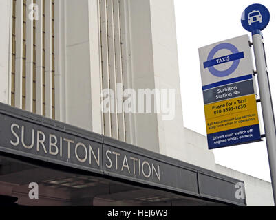Fermata dell'autobus fuori dalla stazione ferroviaria di Surbiton, treni SW, Londra Ovest, Inghilterra, Regno Unito e collegamenti di trasporto autobus Foto Stock