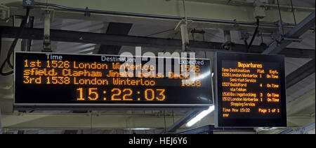 Christmas Festive umorismo sul sud-ovest informazioni treni visualizza, nel centro di Londra,l'Inghilterra,UK Foto Stock