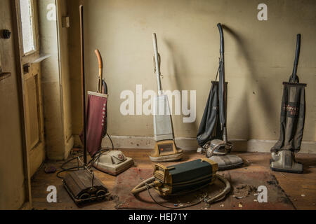 Una collezione di vintage aspirapolveri all'interno di una casa abbandonata entro bury, Norfolk, Regno Unito Foto Stock