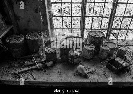 Un workshop abbandonati è lasciata decadere entro una piccola azienda in Bury, Norfolk, Regno Unito Foto Stock