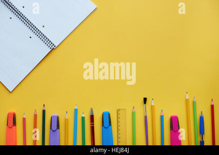 Direttamente al di sopra della scuola e delle forniture di ufficio Foto Stock