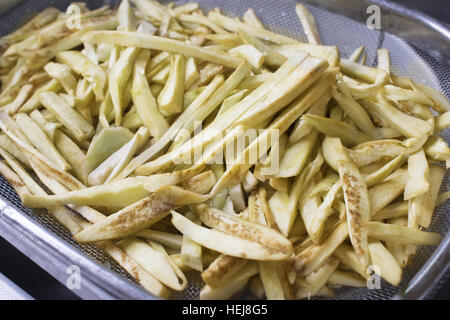 Materie di patate tagliate a bastoncini pronto per essere fritto Foto Stock