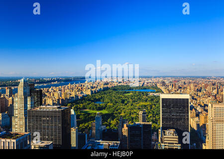 Vista di Manhattan al tramonto dalla 'Top del Rock' guardando a Central Park e Upper West Side. Foto Stock