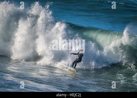 Un surfista in azione spettacolare come lui corre in una grande onda a poco Fistral in Newquay; Cornovaglia. Regno Unito. Foto Stock