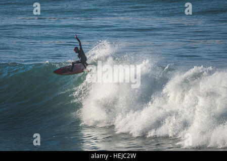 Spettacolare azione di surf come un surfista cavalca un big wave a poco Fistral in Newquay; Cornovaglia. Regno Unito. Foto Stock