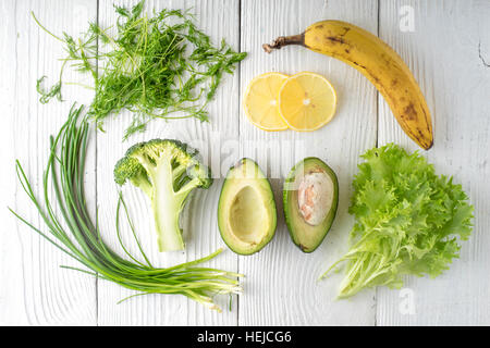 Rustico verde e banana su lavagne bianche orizzontali Foto Stock