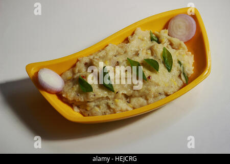 Upma, piatto indiano a base di frumento con cipolle e piselli Foto Stock